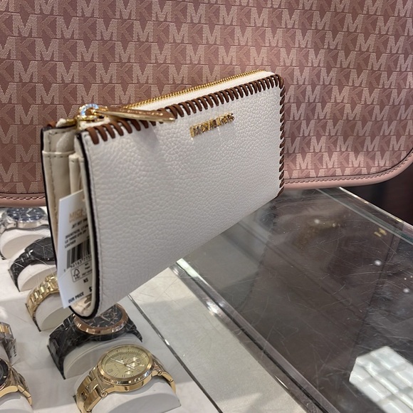 Michael Kors Jet Set Travel Large Pebble Leather Quarter-Zip Wallet
NWT - Picture 2 of 16